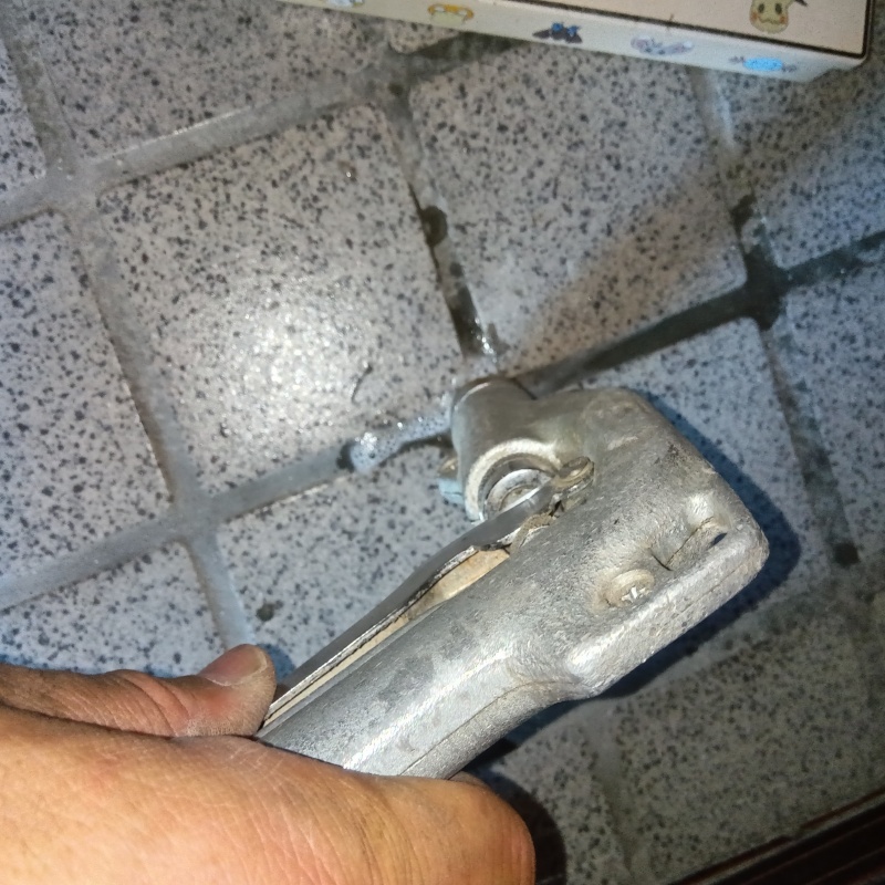 玄関の床タイルに防蟻剤を注入