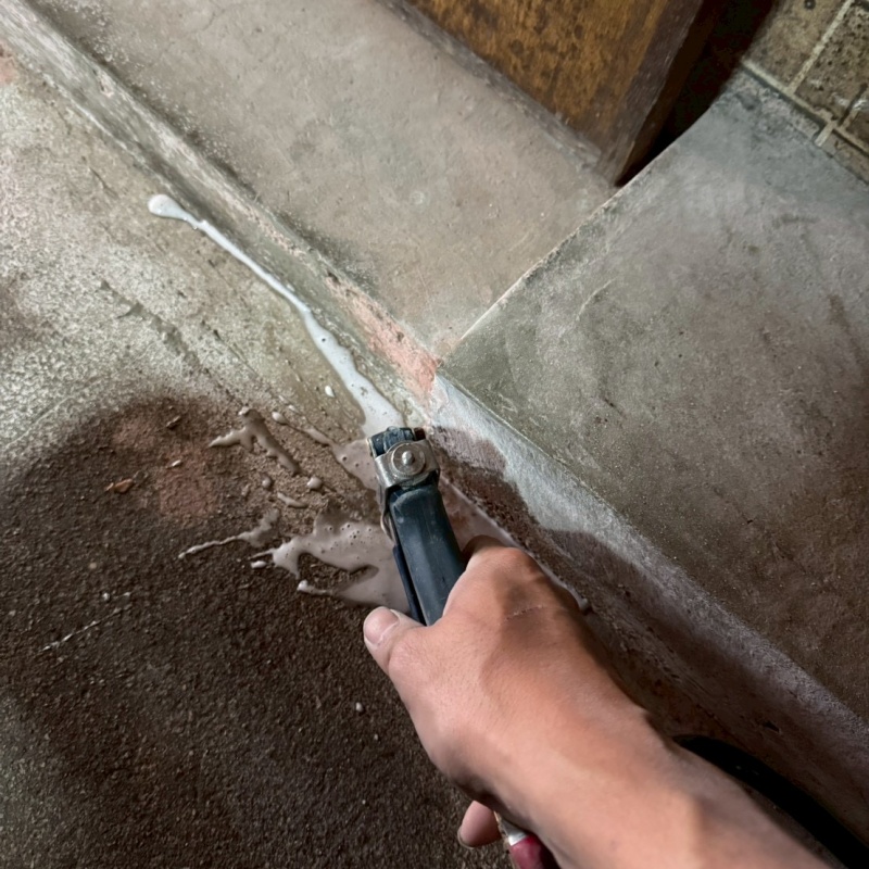 床材に穴を開けてシロアリ駆除剤を注入
