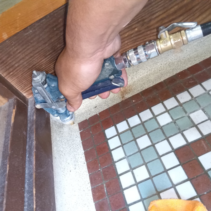 玄関床にシロアリ駆除剤を注入