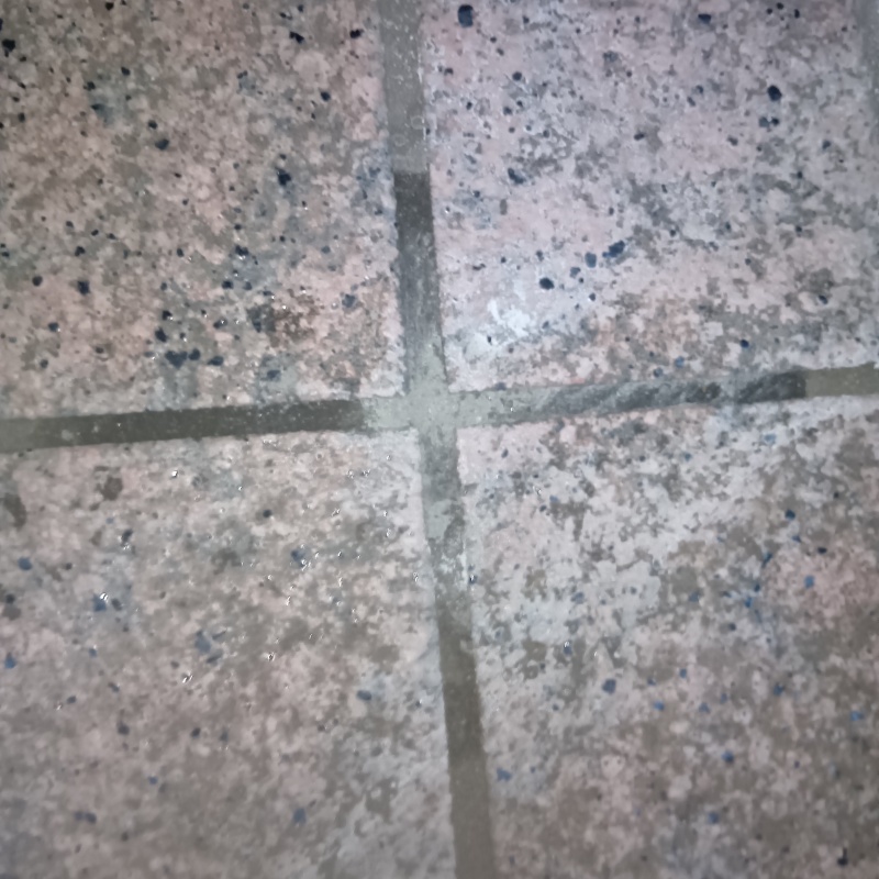 開けた穴を補修材で修復