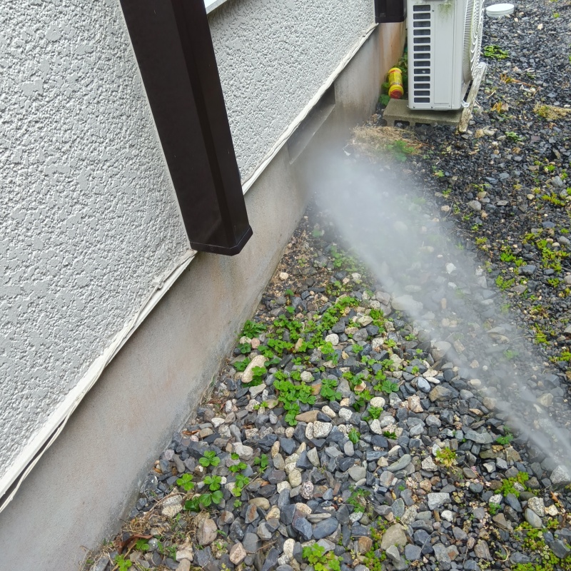 建物の外周に防蟻剤を散布