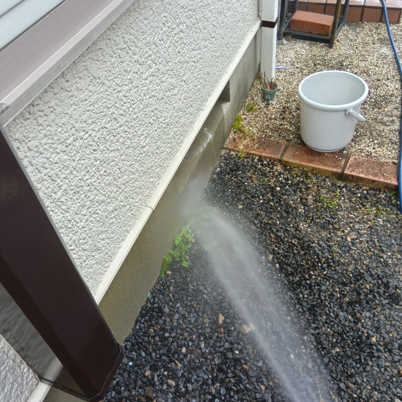 建物の外周に防蟻剤を散布