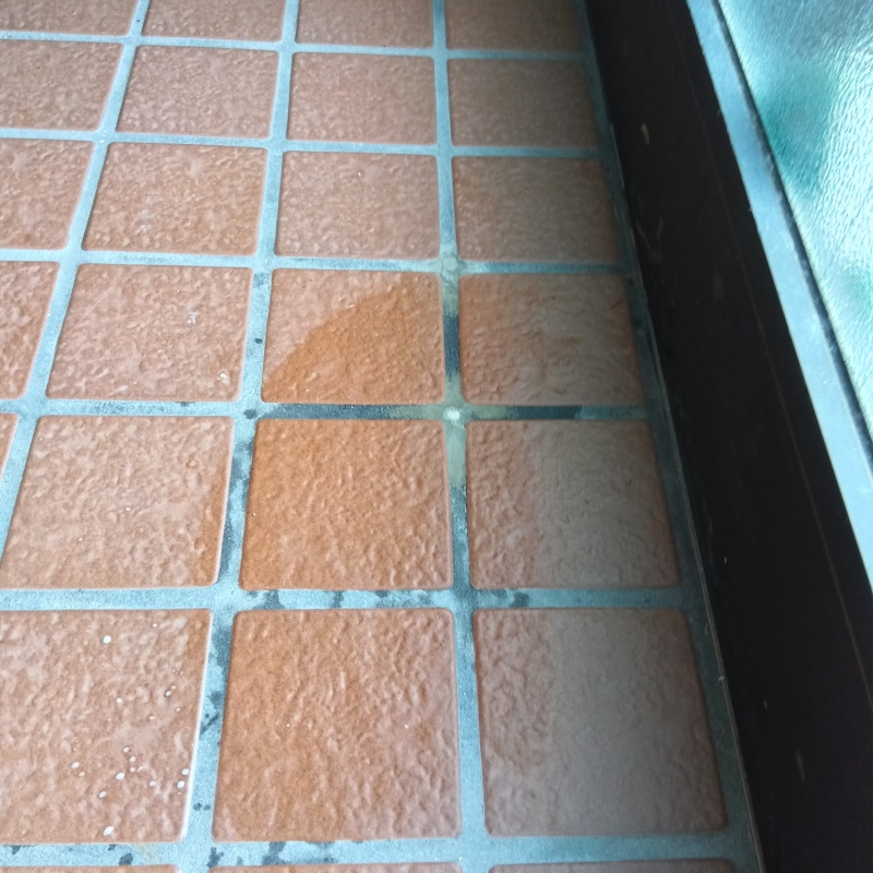 開けた穴を修復した様子
