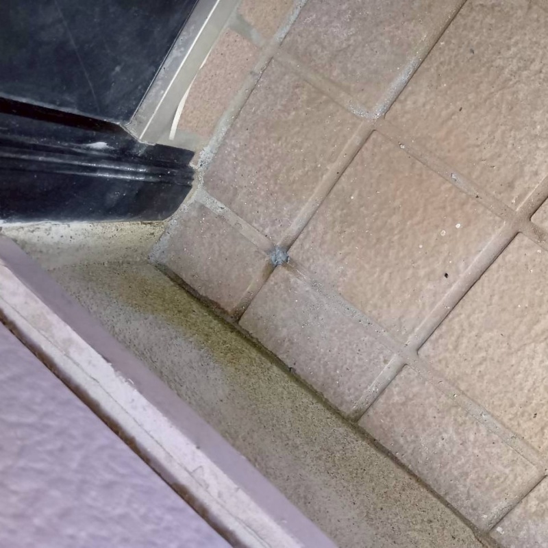 開けた穴を修復した様子