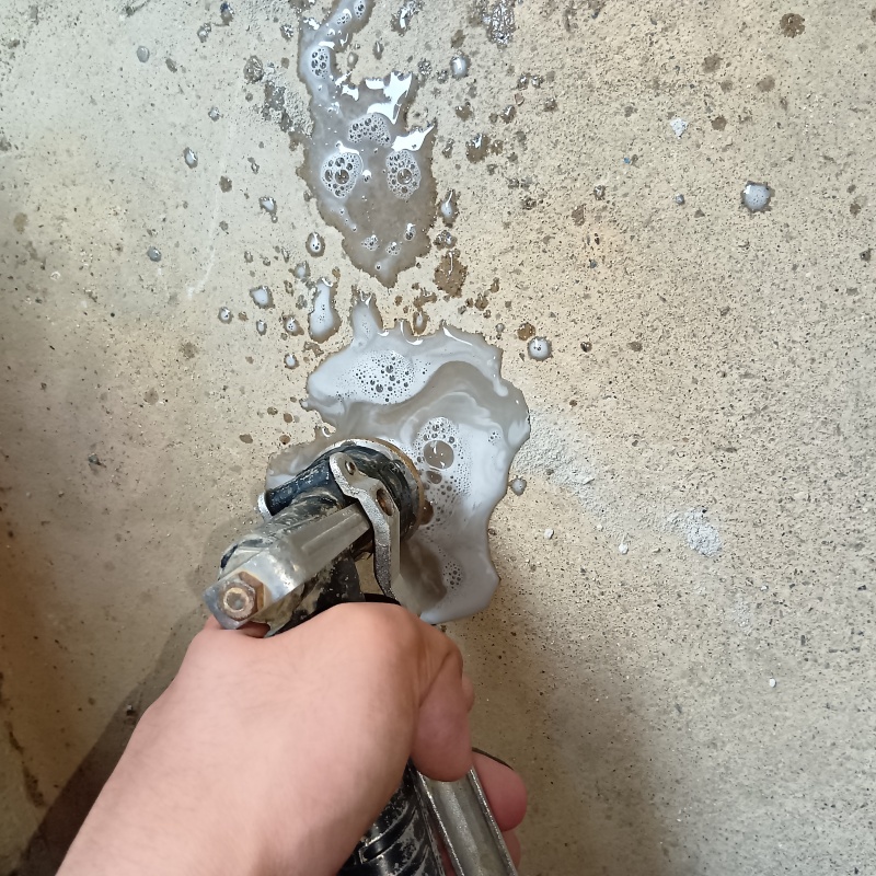 床に防蟻剤を注入