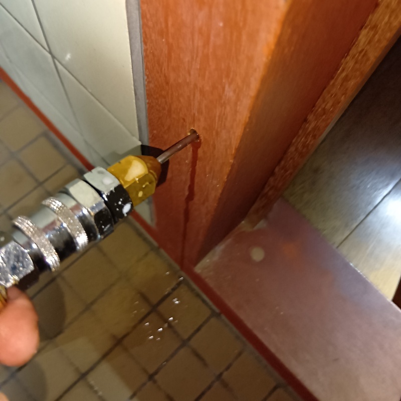 柱に防蟻剤を注入