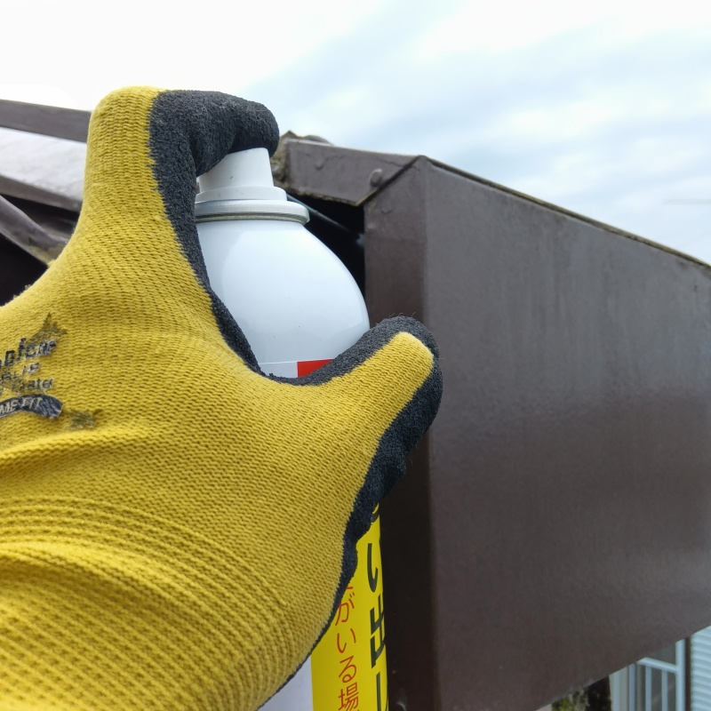 屋根のすき間に忌避剤をスプレー