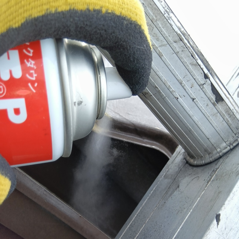 殺虫剤をスプレー