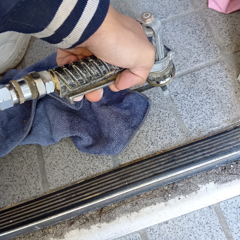 玄関床にシロアリ駆除剤を注入