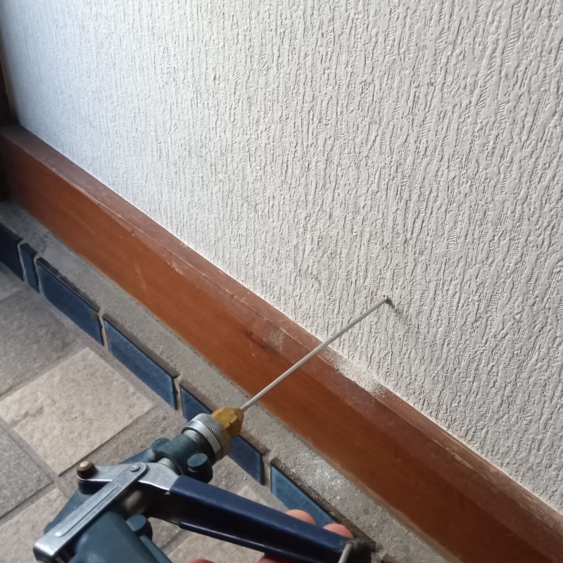 壁材にシロアリ駆除剤を注入