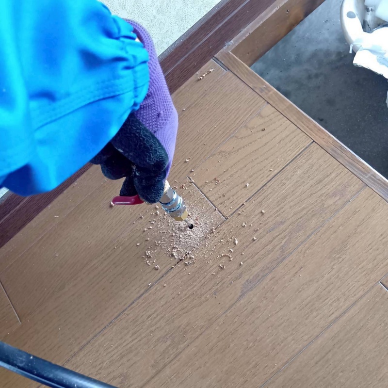 床にシロアリ駆除剤を注入