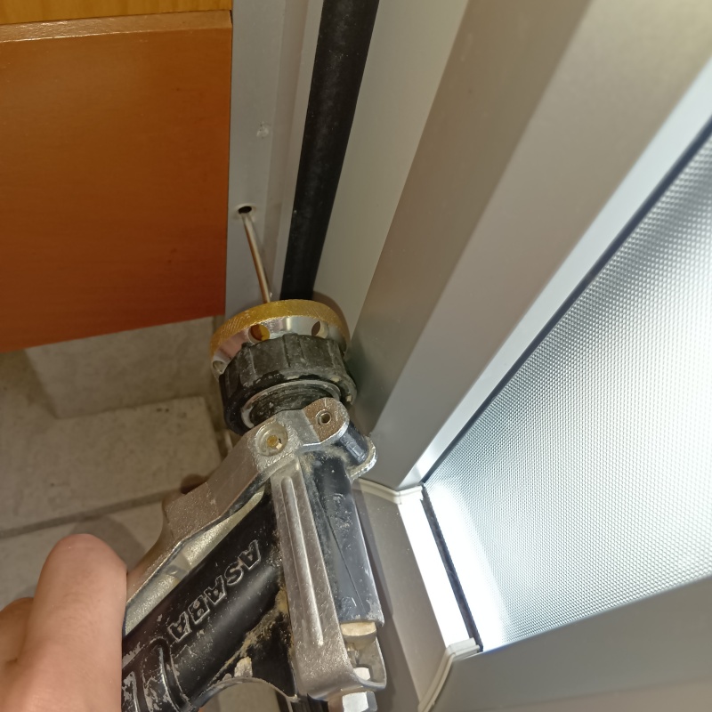 木部にシロアリ駆除剤を注入