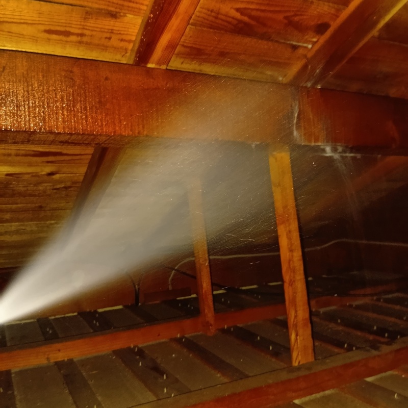 屋根裏にシロアリ駆除剤を散布