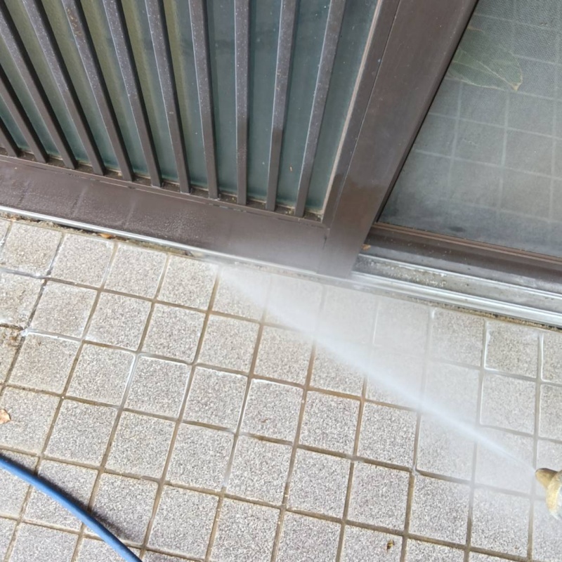 建物外周にシロアリ駆除剤を散布