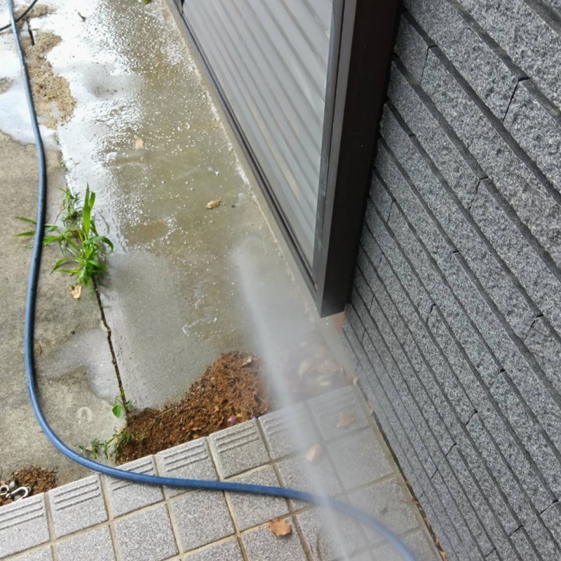 建物外周のコンクリートにシロアリ駆除剤を散布