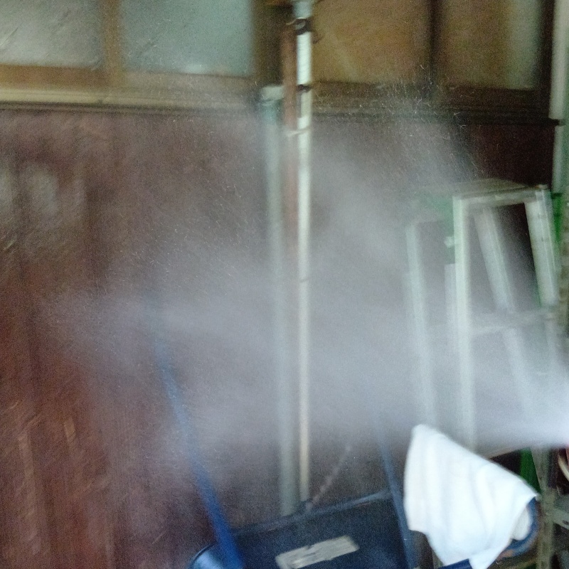 建物外周にシロアリ駆除剤を散布