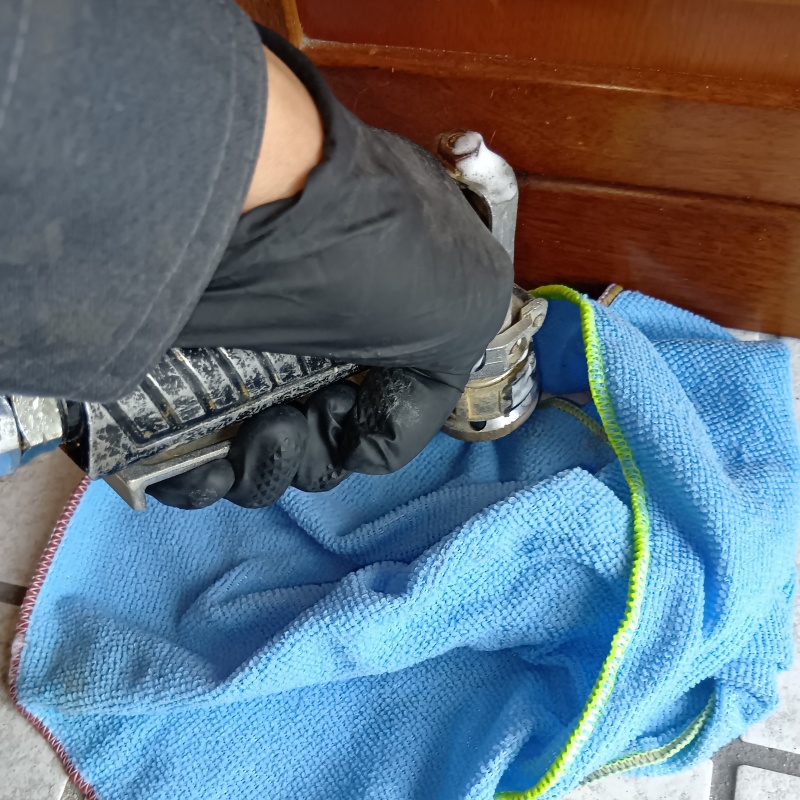 床にシロアリ駆除剤を注入