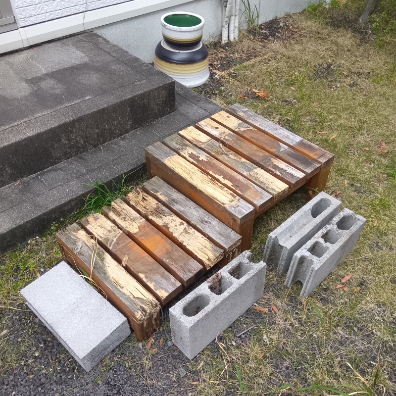 シロアリが湧いていた廃材
