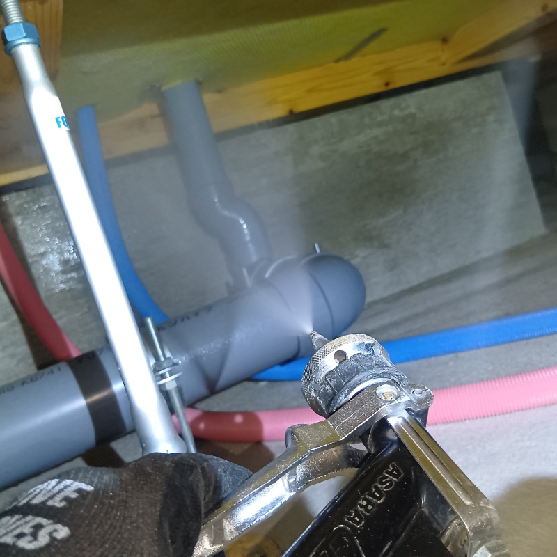 床下の木材にシロアリ駆除剤を散布