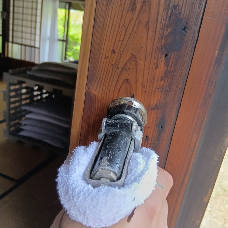 傷んだ柱にシロアリ駆除剤を注入