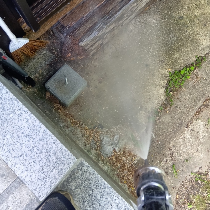 建物の外周にシロアリ駆除剤を散布