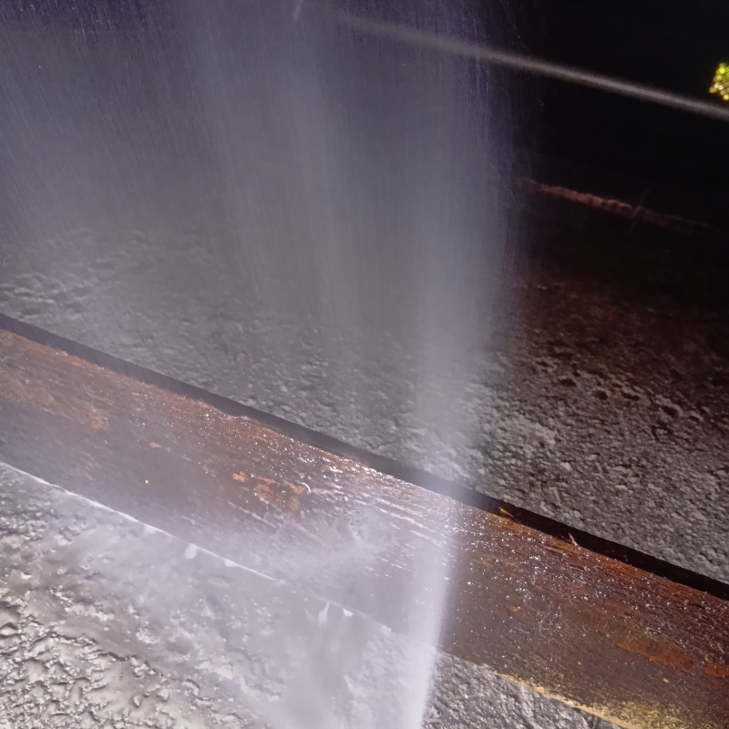 屋根裏にシロアリ駆除剤を散布