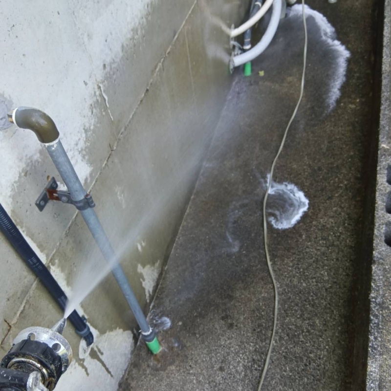 外周の基礎にシロアリ駆除剤を散布