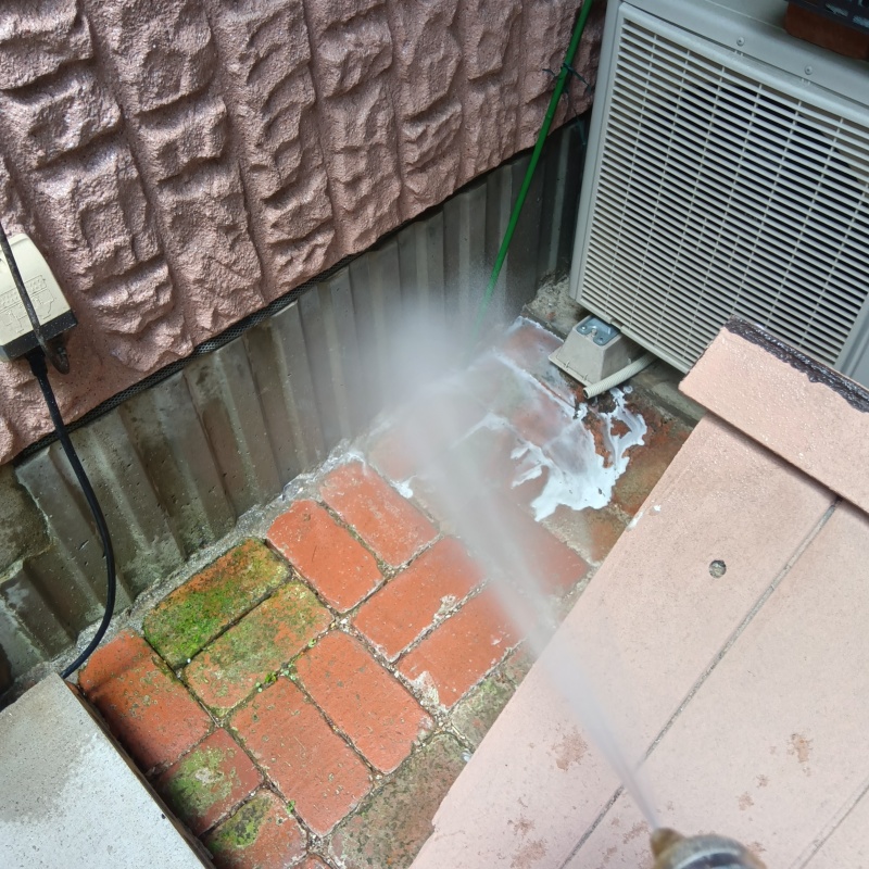 建物の外周に防蟻剤を散布