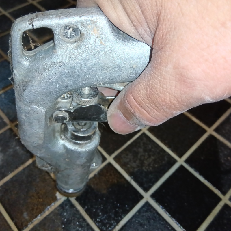 床にシロアリ駆除剤を注入