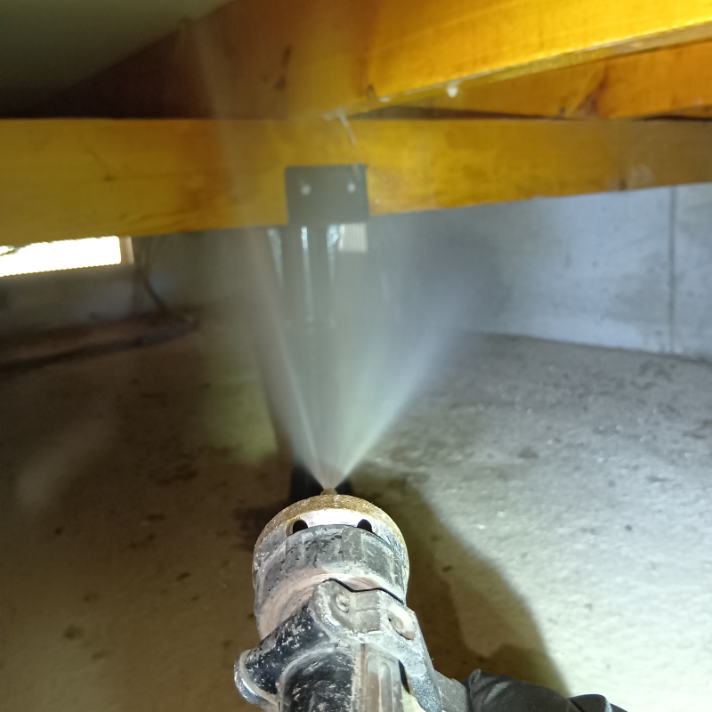 床下の木材にシロアリ駆除剤を散布