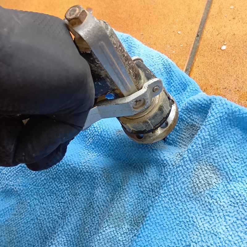 床にシロアリ駆除剤を注入