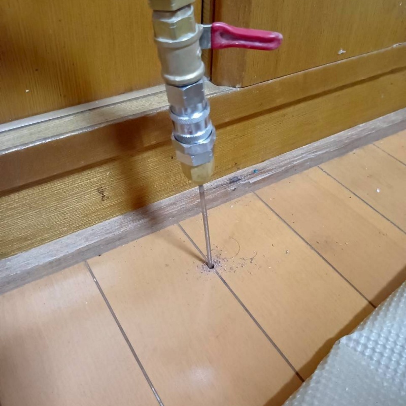 床にシロアリ駆除剤を注入
