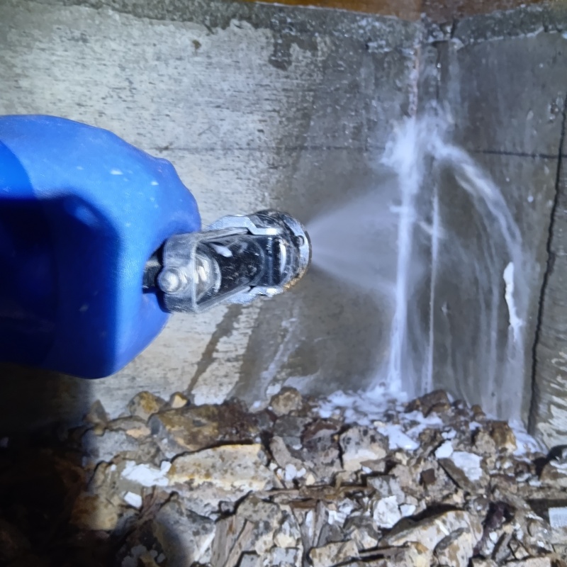 基礎にシロアリ駆除剤を散布