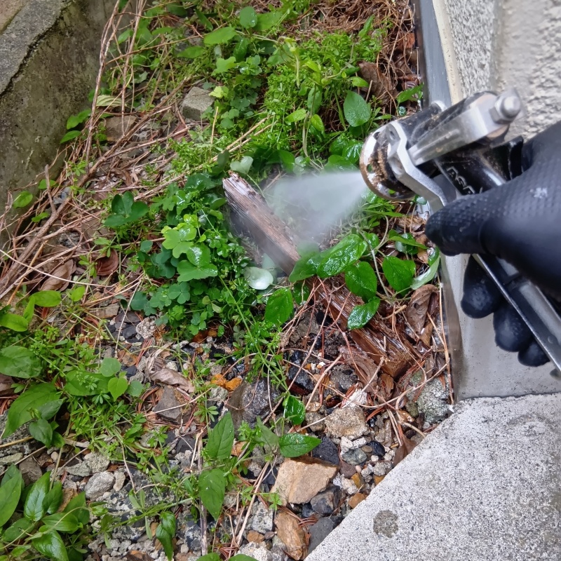 建物の外周にシロアリ駆除剤を散布