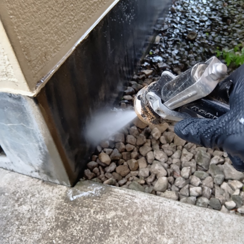 建物の外周にシロアリ駆除剤を散布