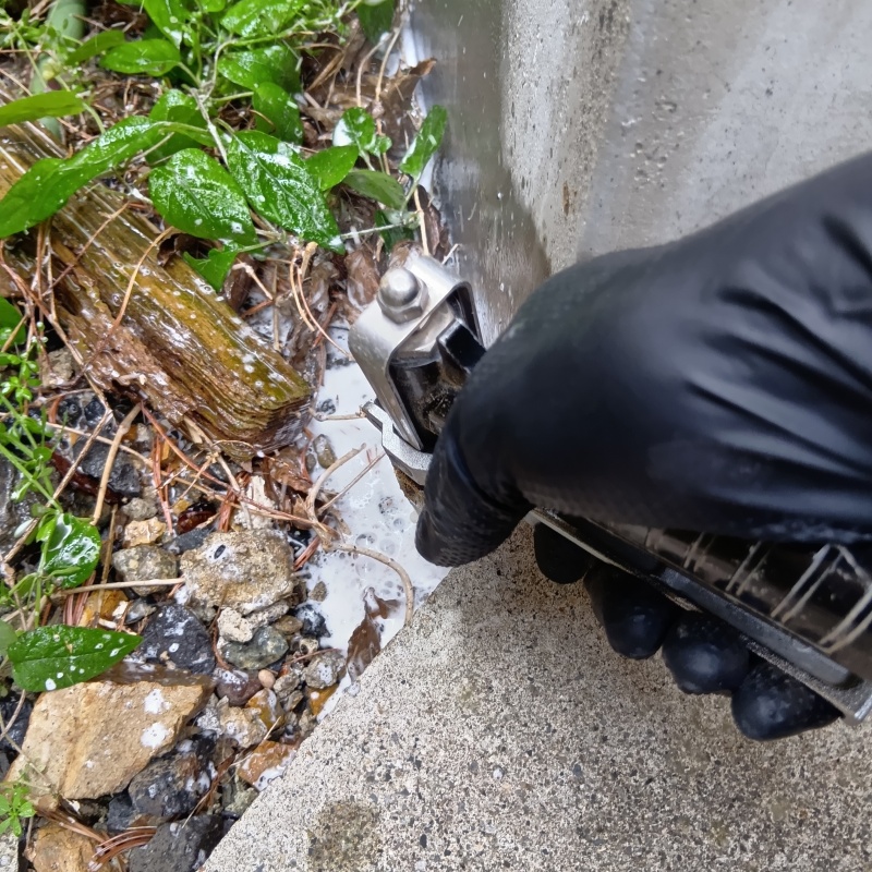 地面にシロアリ駆除剤を注入