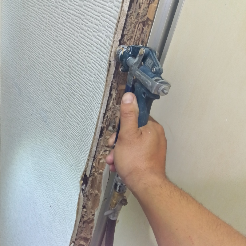 壁にシロアリ駆除剤を注入