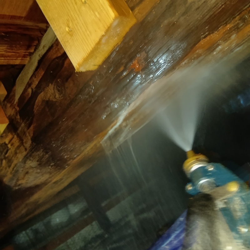 床下にシロアリ駆除剤を散布