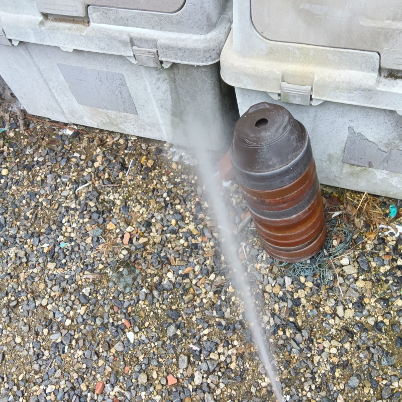 建物の外周にシロアリ駆除剤を散布