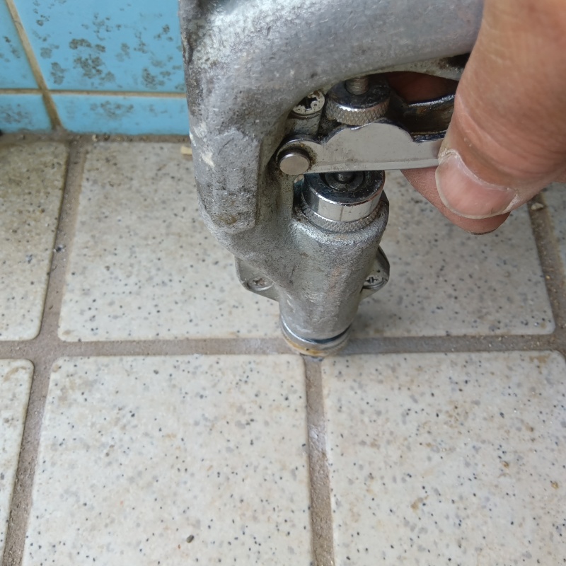 床にシロアリ駆除剤を注入