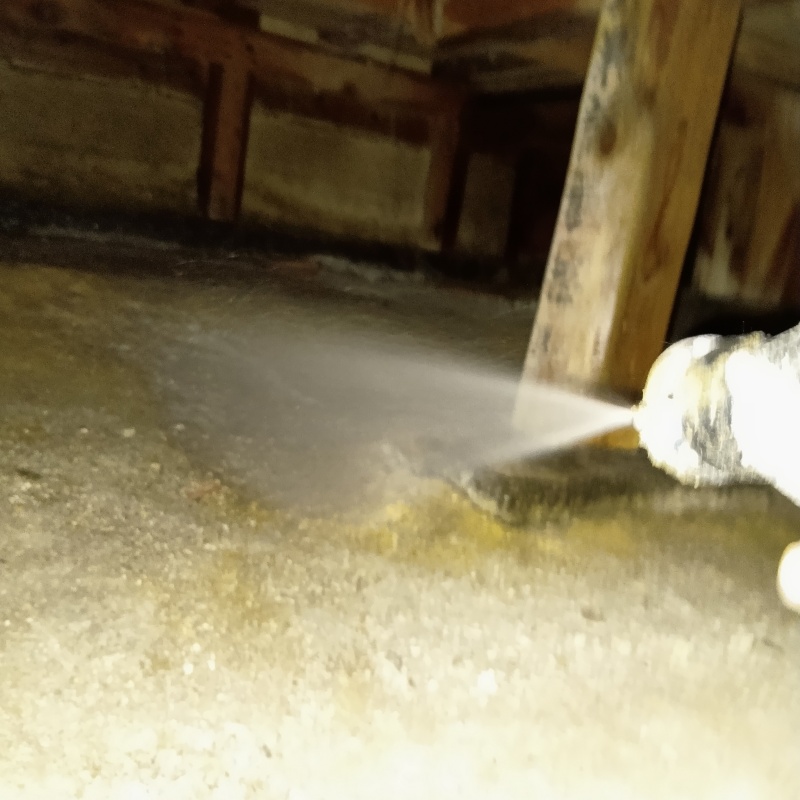 床下の地面にシロアリ駆除剤を散布