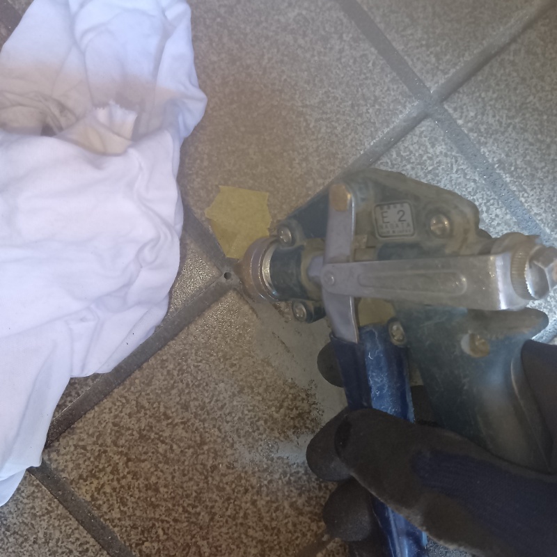 玄関床にシロアリ駆除剤を注入