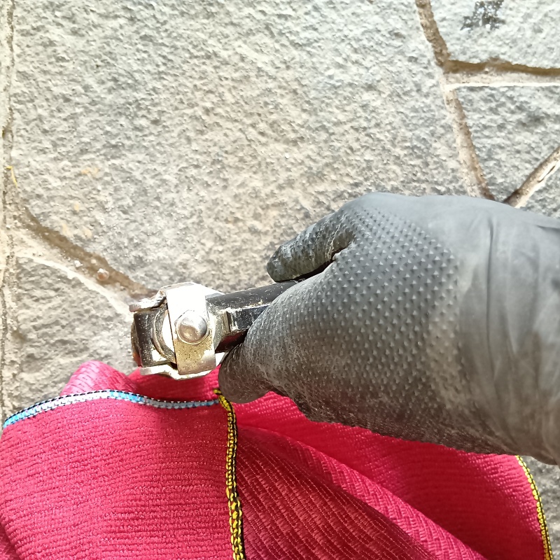 玄関床にシロアリ駆除剤を注入