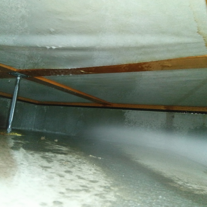 床下基礎にシロアリ駆除剤を散布