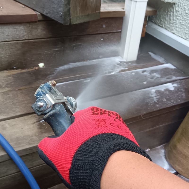 ウッドデッキにシロアリ駆除剤を散布