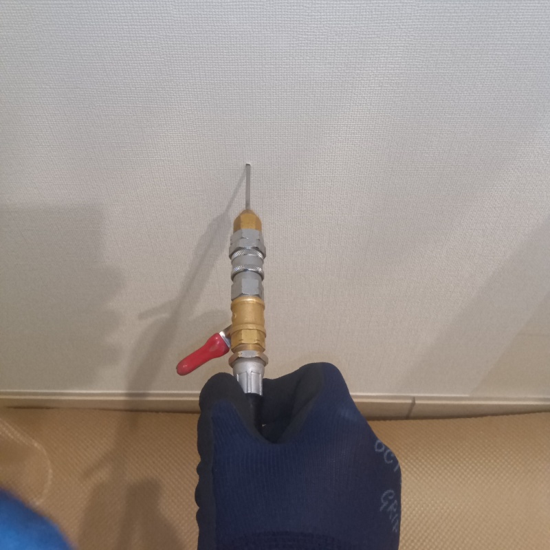 室内の壁にシロアリ駆除剤を注入