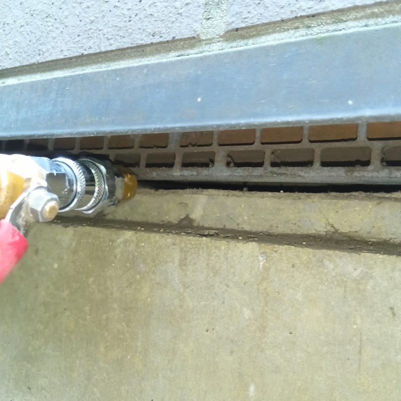 建物外周にシロアリ駆除剤を散布