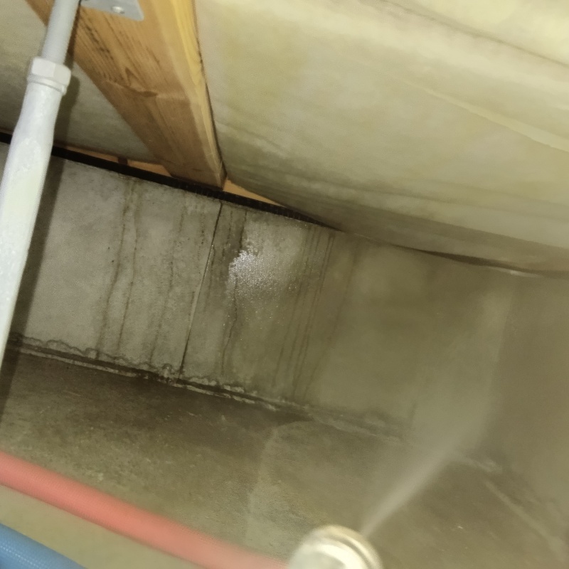 床下の木材にシロアリ駆除剤を散布