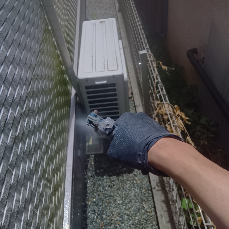 室外機のまわりにシロアリ駆除剤を散布