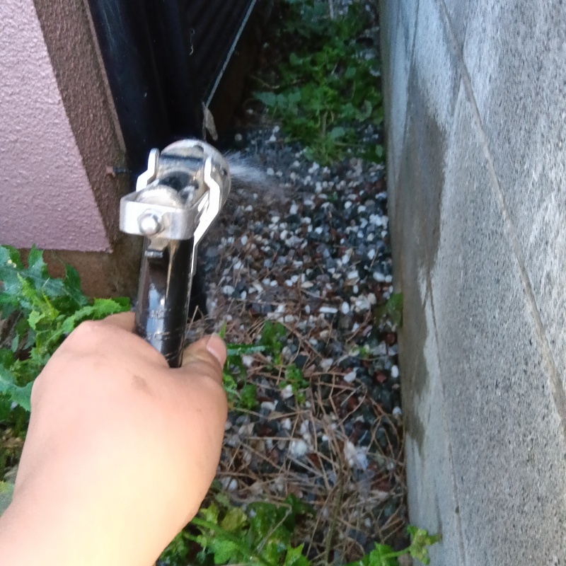 建物まわりにシロアリ駆除剤を散布
